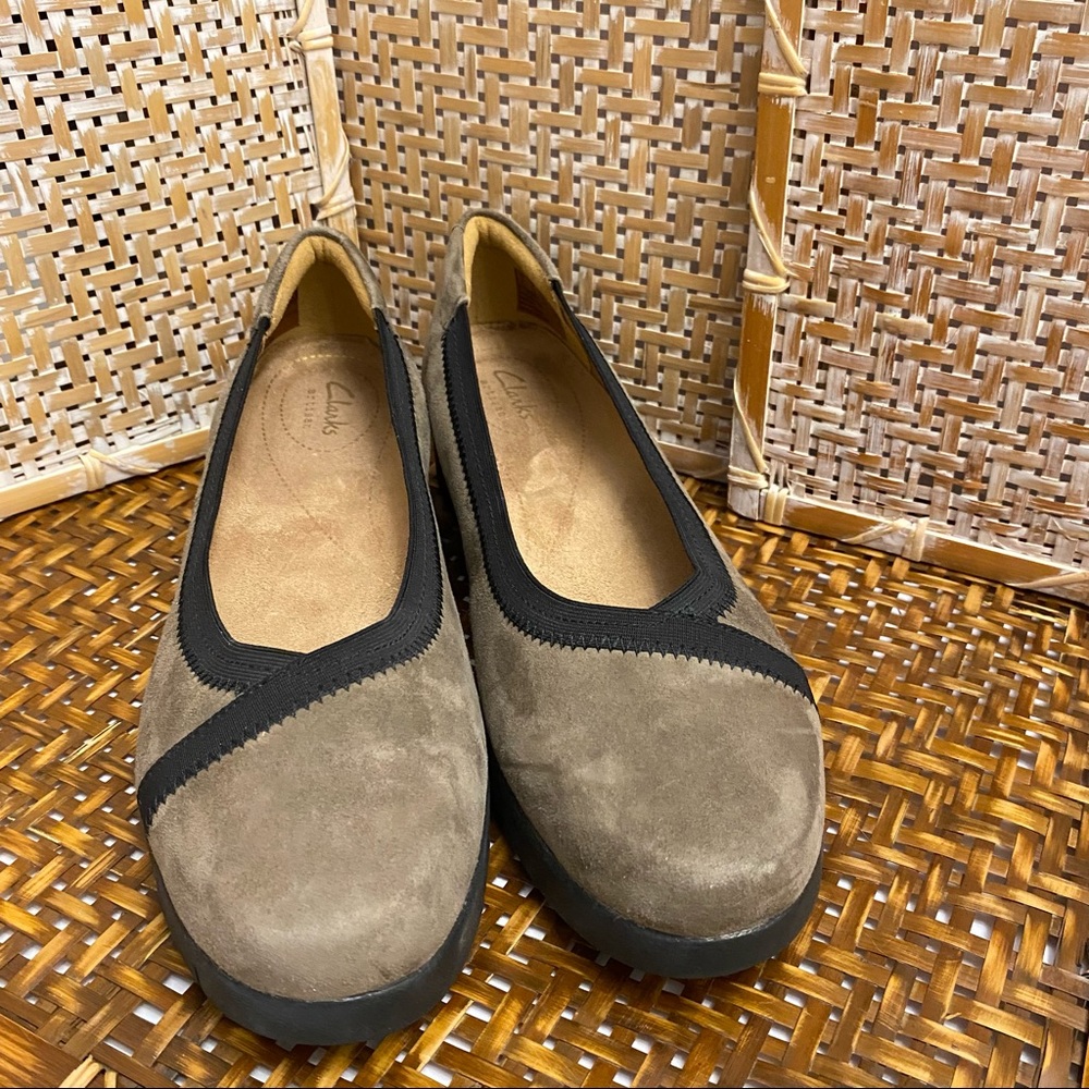 (R) Clarks Artisan Daelyn Hill Mushroom Grey Suede Loafers Black Trim Size 7…